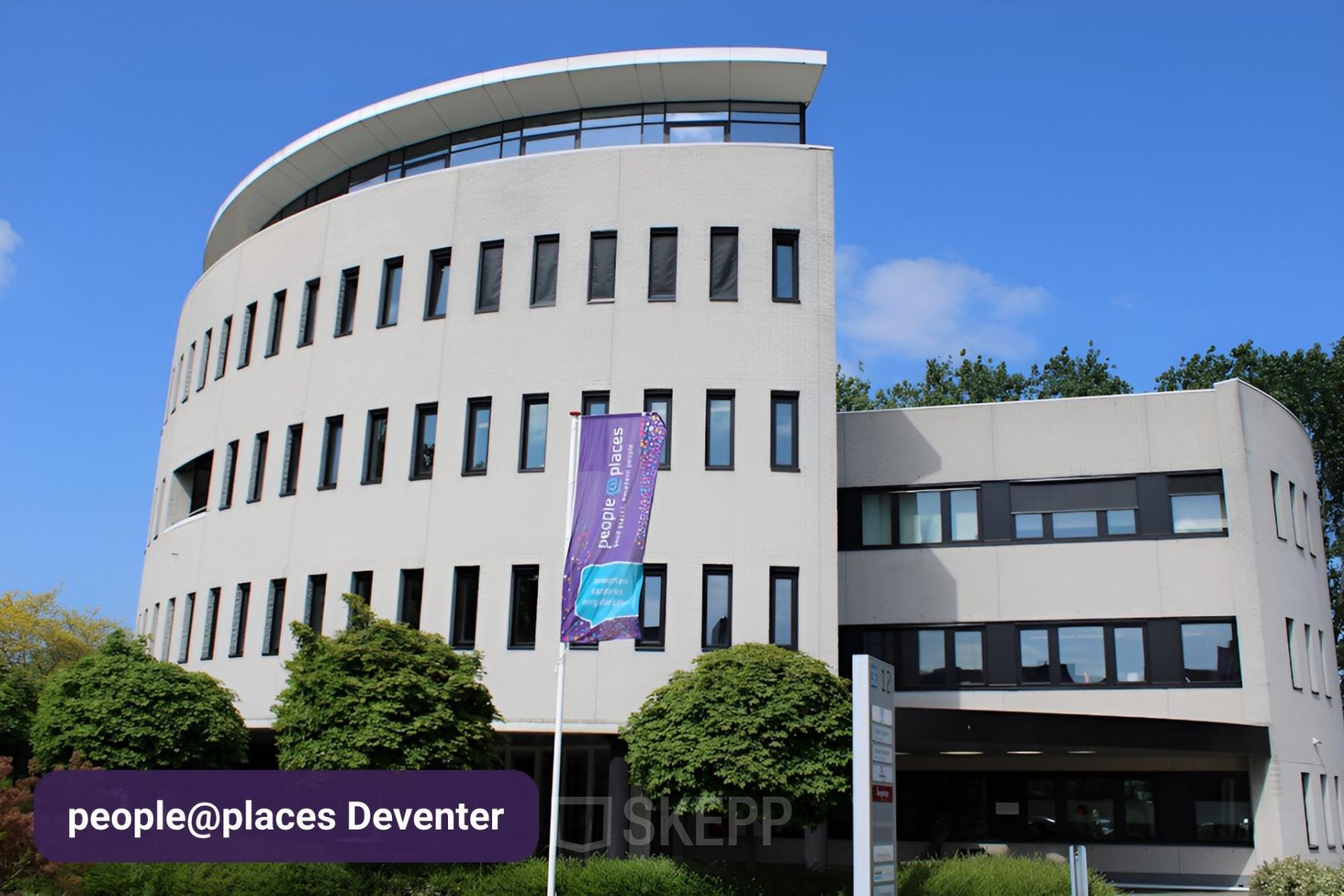 Modern kantoorpand aan de Keulenstraat 12 in Deventer voor verhuur, gelegen in een groene omgeving met opvallende architectuur. Geschikt voor iedereen die kantoorruimte wil huren.