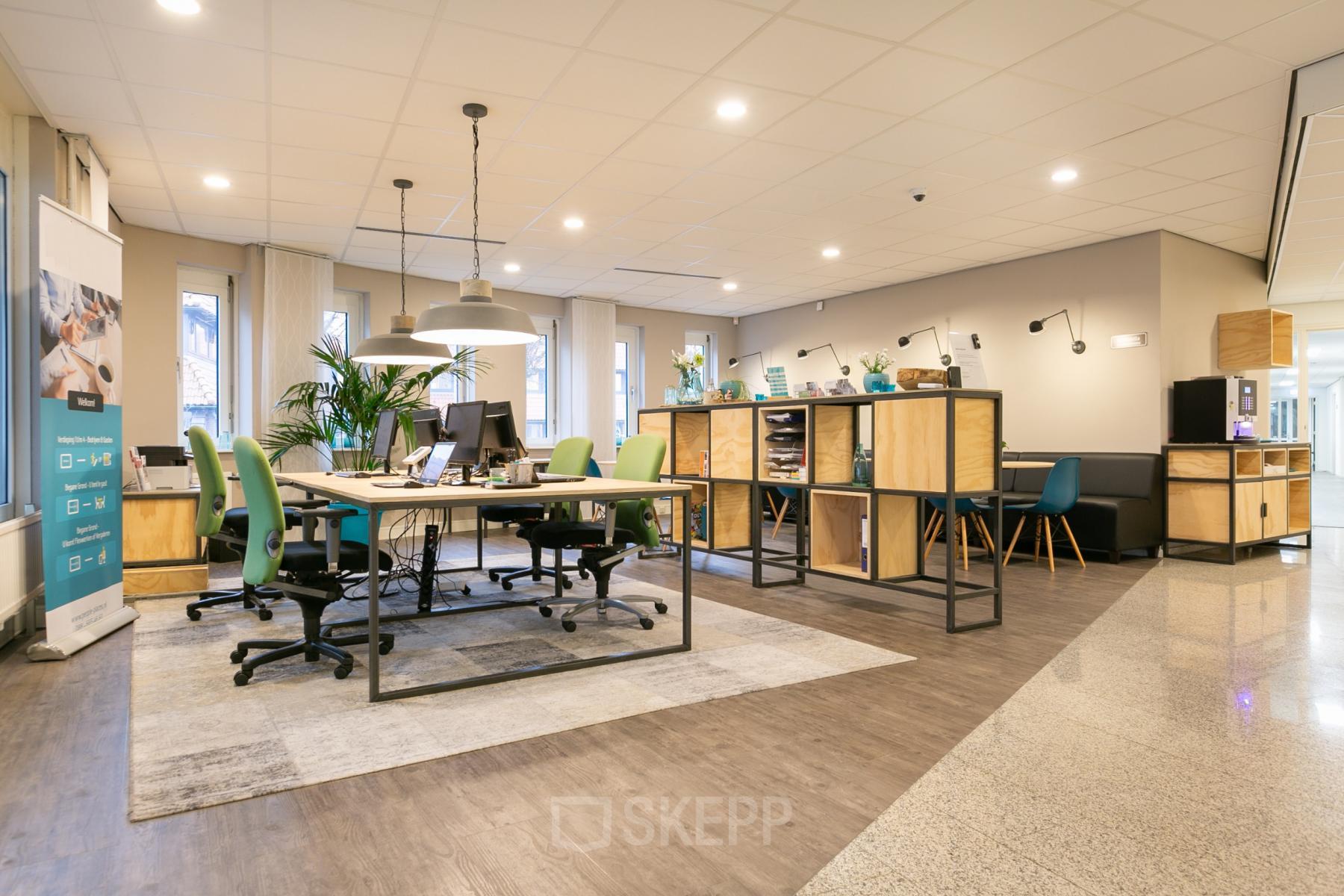 Kantoorpand aan Keulenstraat 12, Deventer met meerdere bureaus, stoelen en kasten in een ruime, modern ingerichte open kantoortuin.