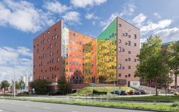 Veelkleurig kantoorpand op Zutphenseweg 29, Deventer met opvallende glazen gevel. Ideaal voor kantoorruimte huren in een levendige omgeving.