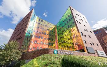 Foto van het kleurrijke exterieur van een modern kantoorpand aan de Zutphenseweg 29 in Deventer, perfect voor wie kantoorruimte wil huren.