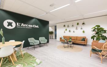 Moderne kantoorruimte met zithoek, stijlvolle meubels en veel groen aan de Zutphenseweg 29 in Deventer, ideaal om te gebruiken als ontmoetings- of vergaderruimte. Kantoorruimte huren voor zakelijke ambities.