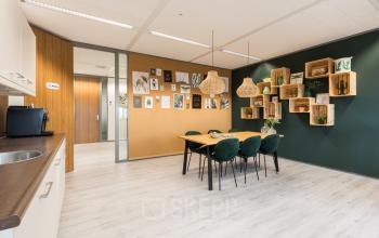 Moderne kantoorruimte huren op Zutphenseweg 29, Deventer, met stijlvolle inrichting en creatieve muurdecoraties. Ideaal voor vergaderingen in een inspirerende omgeving.