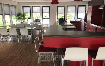 Interieur van een kantoorpand aan de Keulenstraat 15 in Deventer, ingericht als een ontmoetingsruimte met moderne meubels en veel natuurlijk licht. Geschikt voor kantoorruimte huren.