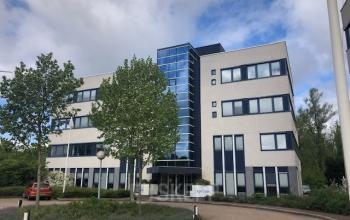 Modern kantoorpand aan de Keulenstraat 15 in Deventer, ideaal voor wie kantoorruimte wil huren. Het gebouw biedt meerdere verdiepingen met grote ramen en een uitnodigende entree.