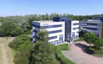 Exterieur van het kantoorpand gelegen aan Keulenstraat 15 in Deventer, omringd door groen. Perfect om kantoorruimte te huren met een rustige omgeving.