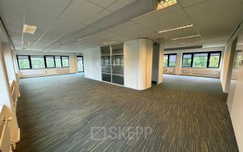 Kantoorruimte huren op Keulenstraat 15, Deventer. Ruime, lichte kantoorruimte met voldoende lichtinval door grote ramen. Ideaal voor zakelijke activiteiten en creatieve werkprocessen.