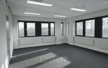 Lichte en ruime kantoorruimte te huur op Keulenstraat 1 in Deventer met grote ramen en neutrale inrichting.