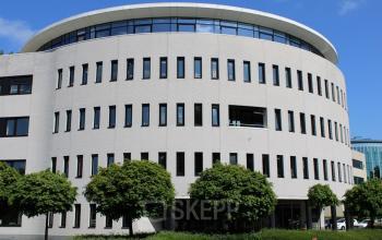 Vooraanzicht van het kantoorpand op Keulenstraat 12, Deventer, met moderne architectuur en bomen aan de voorzijde.