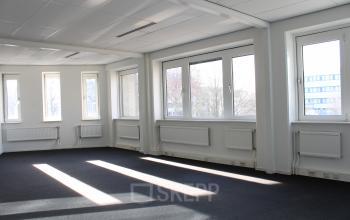 Lichte, open kantoorruimte op Keulenstraat 12, Deventer, met meerdere ramen voor natuurlijk licht. Ideaal voor kantoorruimte huren.