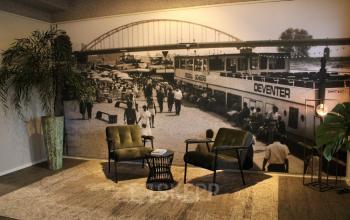 Gezellige loungehoek met historische muurschildering in kantoorpand aan de Keulenstraat 12, Deventer. Geschikt voor kantoorruimte huren.