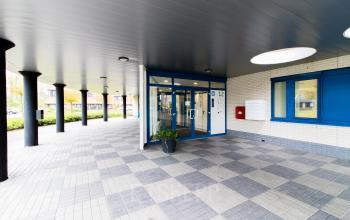 Spacious and light entrance Keulenstraat
