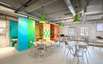 Kleurrijke en moderne kantoorpand met meerdere zitplekken, heldere lampen en ramen voor natuurlijk licht. Ideaal voor kantoorruimte huren in Diemen op Wisselwerking 40-48.