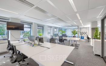 Moderne kantoorruimte huren in Diemen, gelegen op Wisselwerking 40-48, met ruime bureaus, ergonomische stoelen en veel natuurlijk licht voor een productieve werkomgeving.