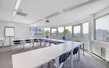 Lichte kantoorpand op Wisselwerking 40-48 in Diemen met grote ramen, witte tafels en stoelen. Ruime opzet ideaal voor kantoorruimte huren met prachtig uitzicht.