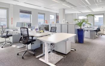 Kantoorruimte huren in Diemen met moderne bureaus en comfortabele stoelen, veel natuurlijk licht en groene planten. Geschikt voor diverse zakelijke activiteiten.