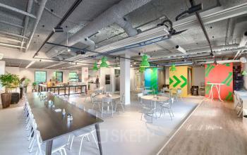 Gezellige, gemeubileerde kantoorruimte huren op Wisselwerking 40-48, Diemen. Open floorplan met kleurrijke elementen en moderne meubels, ideaal voor samenwerking en ontspanning in een levendige werkomgeving.
