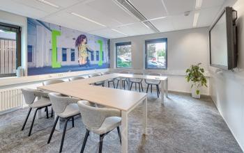 Modern ingericht kantoorpand op Wisselwerking 40-48 in Diemen met comfortabele vergaderruimte en levendige muurkunst.