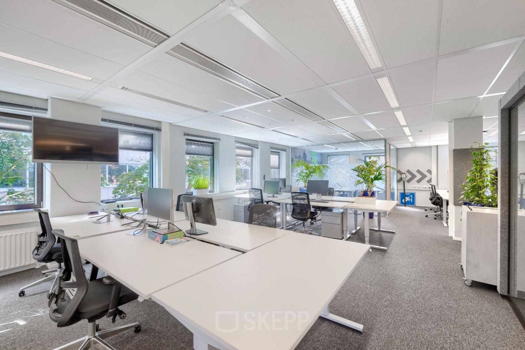 Moderne kantoorruimte huren in Diemen, gelegen op Wisselwerking 40-48, met ruime bureaus, ergonomische stoelen en veel natuurlijk licht voor een productieve werkomgeving.