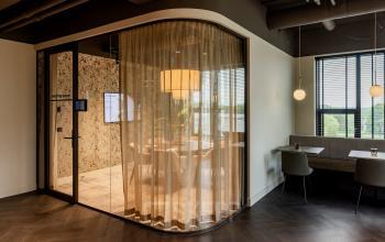 Stijlvolle kantoorruimte verhuren op Diemerhof 42, Diemen. Modern interieur met glazen vergaderruimte en gezellige zitplaatsen. Ideaal voor een efficiënt kantoor met een professionele uitstraling.