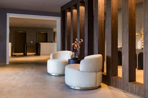 Stijlvolle entree met comfortabele stoelen in het kantoorpand aan Diemerhof 42 in Diemen. Ideaal om kantoorruimte te huren.