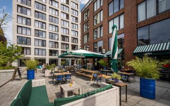 Terras bij kantoorpand aan Diemermere 11-19, Diemen, met zitplaatsen en planten voor een informele werkomgeving. Geschikt voor huur van kantoorruimte.