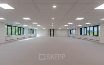 Ruime, lichte kantoorruimte op Diemermere 11-19 in Diemen zonder meubilair, ideaal voor wie een flexibel kantoorpand wil huren.