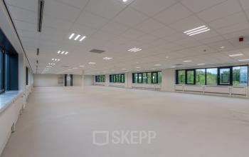 Ruime, lichte kantoorruimte op Diemermere 11-19 in Diemen, ideaal voor het huren van een kantoorpand. Grote ramen zorgen voor veel natuurlijk lichtinval.