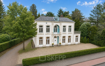 Klassiek kantoorpand aan de Dorpsstraat 77 in Doorn, omgeven door groen. Perfect voor wie kantoorruimte wil huren in een rustige omgeving.