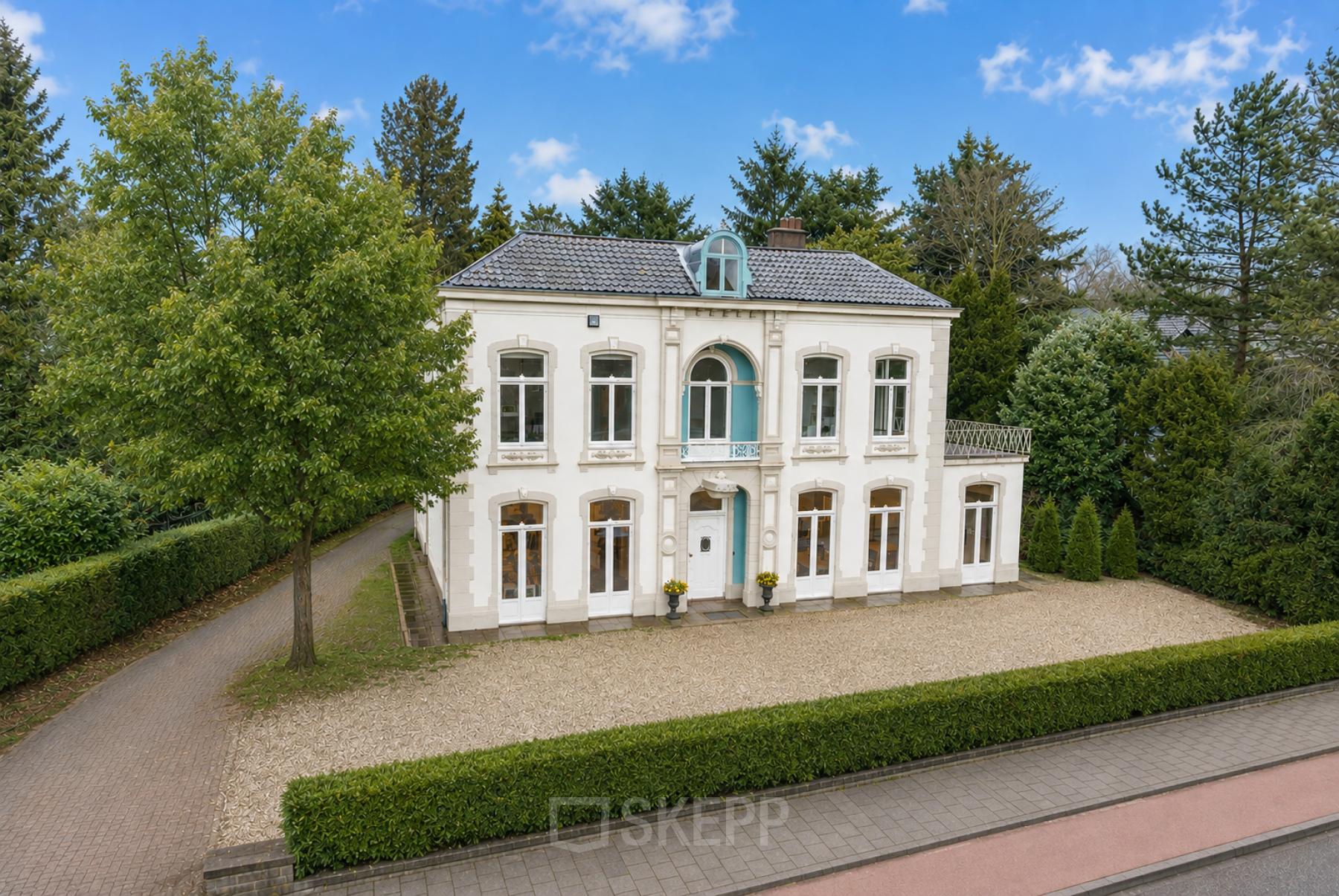 Klassiek kantoorpand aan de Dorpsstraat 77 in Doorn, omgeven door groen. Perfect voor wie kantoorruimte wil huren in een rustige omgeving.