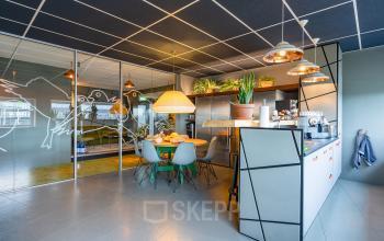 Moderne kantoorpand aan de Mijlweg 61 in Dordrecht met een stijlvolle gemeubileerde pantry voor ontspanning en samenwerkingen. Ideaal voor kantoorruimte huren met vergader-, eet- en werkgebieden.