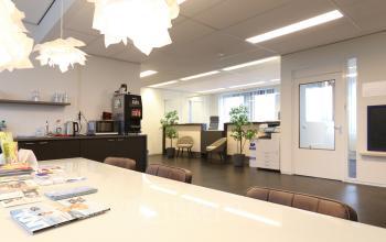 Licht en ruim kantoorpand op Van Knobelsdorffplein 14, Drachten, met moderne inrichting en praktische faciliteiten. Het vertegenwoordigt een ideale optie voor kantoorruimte huren met een centrale tafel en uitnodigende zithoek.