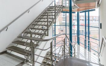 Interieurfoto van een trap in het kantoorpand aan Van Knobelsdorffplein 14 in Drachten. Het moderne ontwerp met metalen leuningen biedt toegang tot diverse kantoorruimten. Geschikt voor bedrijven die kantoorruimte willen huren.