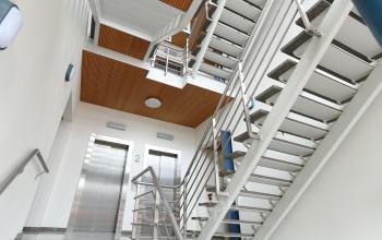 Trap en lift in het interieur van het kantoorpand aan het Van Knobelsdorffplein 14 in Drachten. Functionele ruimte, ideaal voor kantoorruimte huren, met moderne afwerking en toegankelijkheid.