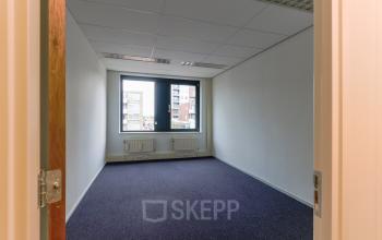 Kantoorruimte op Van Knobelsdorffplein 14, Drachten met licht inval van ramen, neutrale muren, en vloerbedekking. Ideaal voor bedrijven die een rustige, functionele werkplek willen huren.