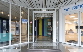 Entree van kantoorpand op Van Knobelsdorffplein 14, Drachten, met glazen deuren en moderne inrichting voor kantoorruimte huren.