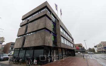 Kantoorpand tegenover het station