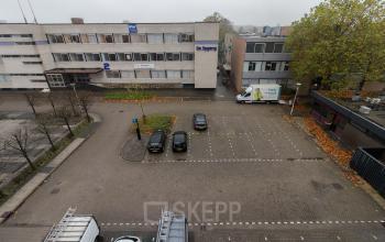 Parkeerplaats achter het kantoorpand
