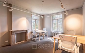 Hoofdstraat Driebergen Rijsenburg Zeist Utrechtse heuvelrug landgoed villa kantoorvilla kantoorkamers kantoorruimte flexplekken werkplekken buiten natuur netjes groot ruim licht keuken vergaderen
