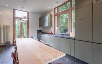 Hoofdstraat Driebergen Rijsenburg Zeist Utrechtse heuvelrug landgoed villa kantoorvilla kantoorkamers kantoorruimte flexplekken werkplekken buiten natuur netjes groot ruim licht keuken vergaderen