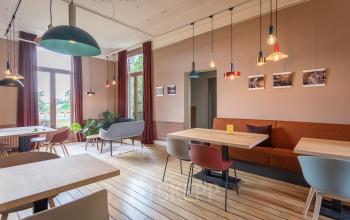 Hoofdstraat Driebergen Rijsenburg Zeist Utrechtse heuvelrug landgoed villa kantoorvilla kantoorkamers kantoorruimte flexplekken werkplekken buiten natuur netjes groot ruim licht keuken vergaderen