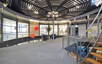 algemene ruimte kantoorpand duiven stenograaf ramen uitzicht vloerbedekking trappenhuis lampen