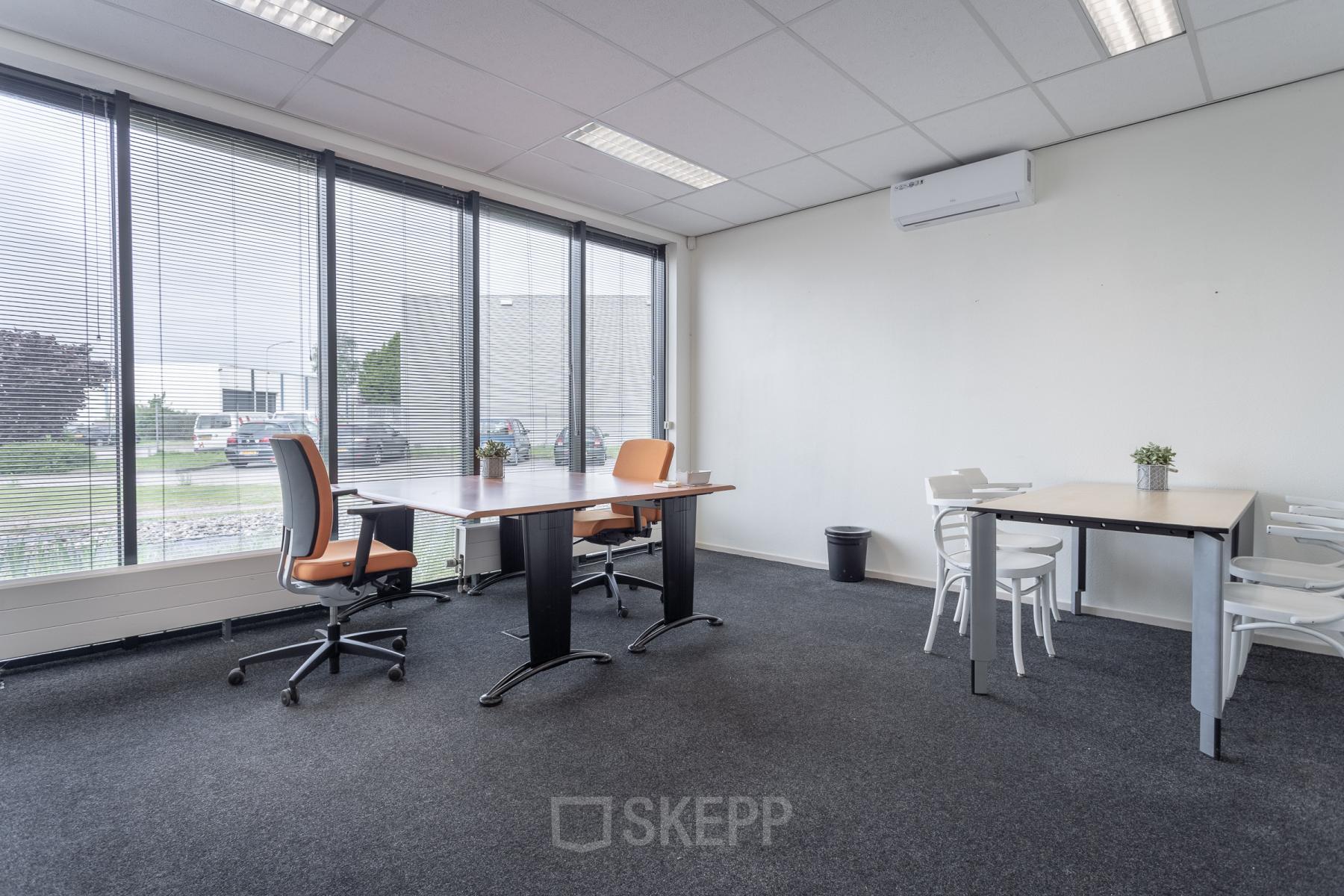 Kantoorruimte kantoorpand duiven stenograaf industrieterrein dicht bij Arnhem groot kantoorkamers kantine vergaderzaal centrale lobby gratis parkeren