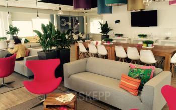 Moderne loungehoek in kantoorpand aan Galvanistraat 1, Ede, met comfortabele zitgelegenheden en een informele sfeer voor kantoorruimte huren.