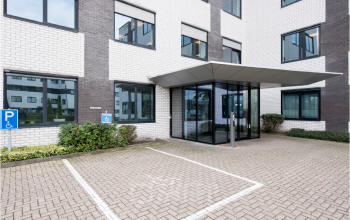 Entree van een kantoorpand aan de Galvanistraat 7 in Ede, met toegankelijkheid en moderne uitstraling voor bedrijven die kantoorruimte huren.