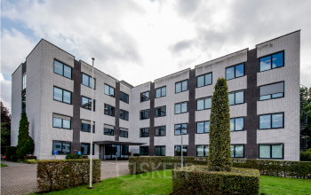 Exterieur van kantoorpand op Galvanistraat 7, Ede omringd door groen met duidelijke architectuur. Geschikt voor wie kantoorruimte wil huren in een zakelijke omgeving.