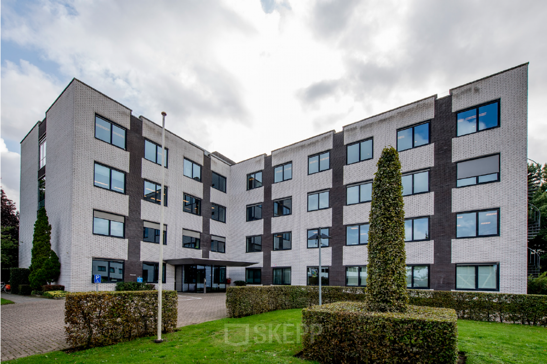 Exterieur van kantoorpand op Galvanistraat 7, Ede omringd door groen met duidelijke architectuur. Geschikt voor wie kantoorruimte wil huren in een zakelijke omgeving.