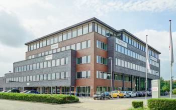 Buitenkant van een modern kantoorpand aan de Celsiusstraat 34 in Ede, ideaal voor kantoorruimte huren. De strakke gevel biedt een professioneel uiterlijk voor bedrijven die kantoren willen huren.