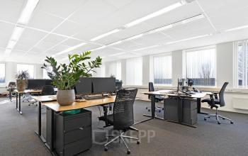 Een ruime en lichte kantoorruimte op Celsiusstraat 34, Ede, met moderne bureaus, ergonomische stoelen en veel natuurlijk licht. Ideaal voor wie een kantoorpand wil huren.