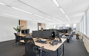 Ruime kantoorruimte op Celsiusstraat 34 in Ede, met moderne bureaus en ergonomische stoelen, ideaal om te huren voor bedrijven die een lichte en efficiënte werkomgeving zoeken.