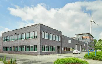 Kantoorpand aan de Celsiusstraat 34 in Ede met strakke gevel en grote ramen, ideaal voor wie kantoorruimte wil huren.